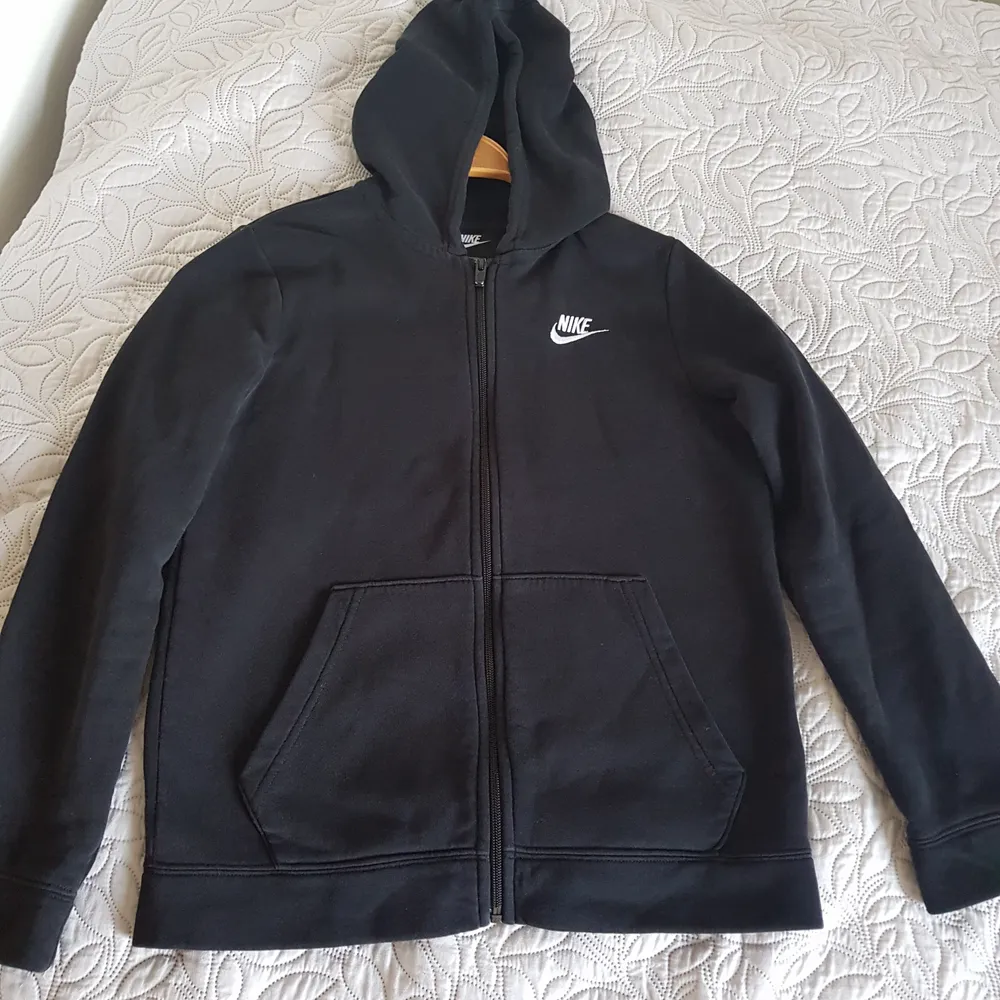 Säljer den här nike koftan i standard fit för 200 kr. Passar både tjej o kille. Den här koftan passar till vilken outfit som helst skulle jag säga. Den är använd ett par gånger.. Tröjor & Koftor.