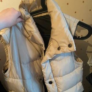 Snygg väst - Skitsnygg väst som är knappt använd. Perfekt nu till hösten innan alla västar tar slut. Det är en pufferväst som sitter rakt i modellen. Nypris 500kr men säljer för 200 då den är som ny, finns även en luva som medföljer❤️ om