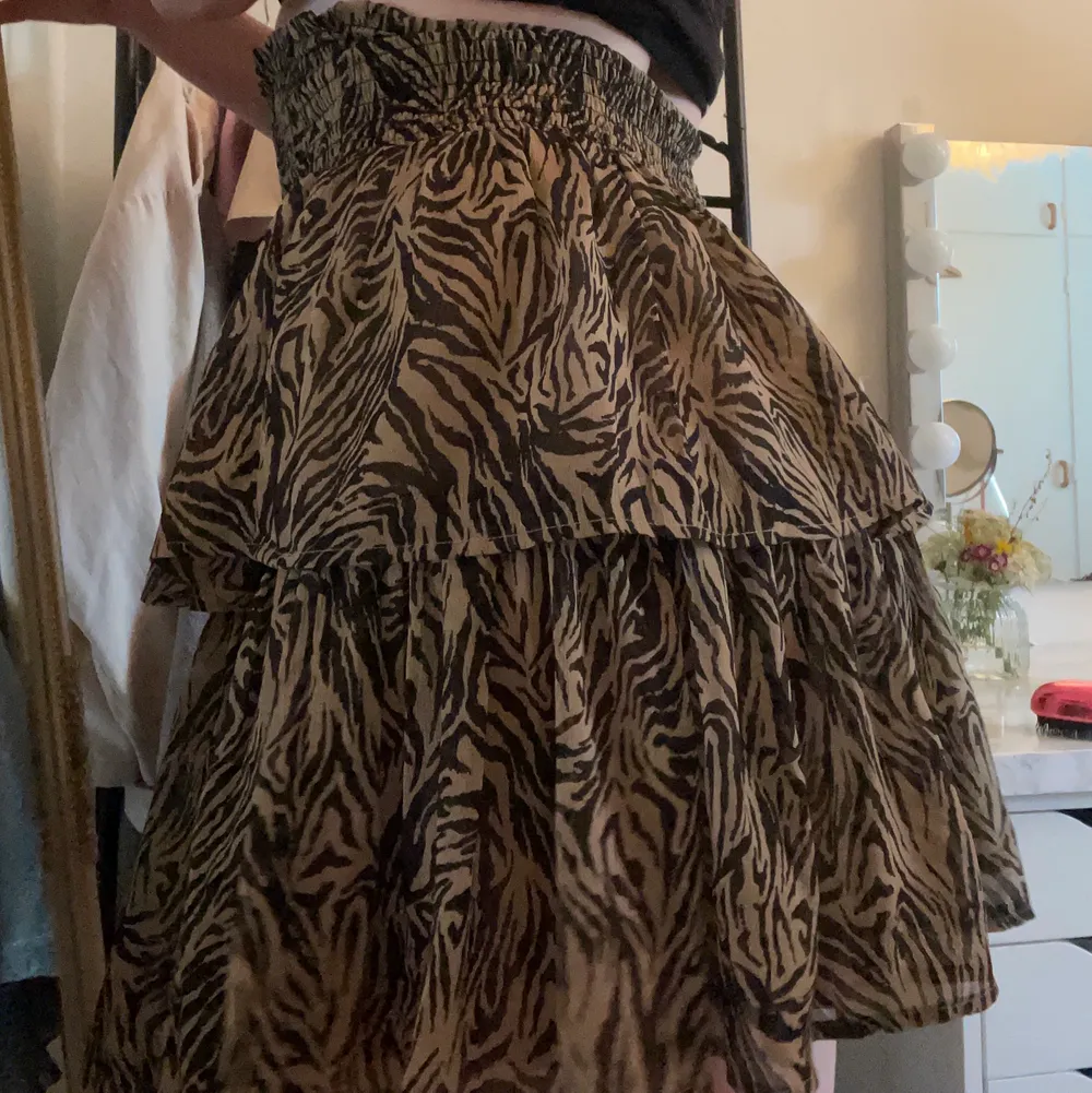Aldrig använd kjol i brunt zebramönster  med volanger. . Kjolar.