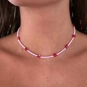 pärlhalsband  - Jätte fint pärlhalsband, går att göra i andra färger. 79kr, 13kr frakt💗