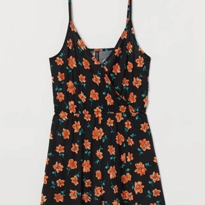 Svart shorts klänning med orangea blommor🧡 - Aldrig använd, (exakt samma klänning som sarah cameron hade i serien)