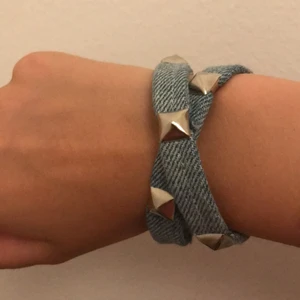 Jeans-nitarmband - Säljer detta dubbel jeans-nitarmband som jag köpt av ett Uf-märke för 150 kr, säljer pågrund av det inte kommer till användning! 