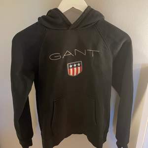 Jättefin svart hoodie från Gant. Nypris ca 850kr, använd men bra skick👍 köparen står för frakt.  diskutera pris i dm 