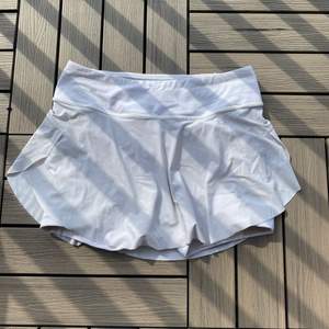 Tenniskjol i storlek XS av lululemon dyrt inköpt, med liten ficka på baksidan ☺️💕 180kr plus frakten köp inte direkt 