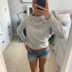 Söt tröja  - Säljer denna jätte söta stickade tröjan, den har en dragkedja uppe vid halsen och en jätte cool modell