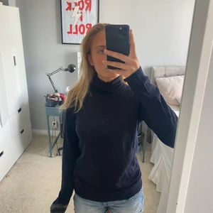 Polo tröja  - Säljer dessa två söta polo tröjor i färgerna blå och svart, osäker på storleken men dem passar mig som är S! Säljer för 150kr styck eller 250kr för båda