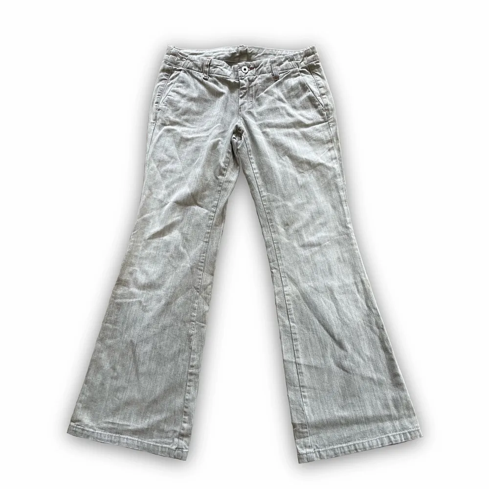 Supersnygga ljusgråa Diesel jeans från 00-talet utan bakfickor! Dom är lågmidjade med flare cut! I fint skick förutom små missfärgningar längst ner (se bild 2) MÅTT// Midja-73cm Innerbensmått-77cm Jag är 170cm lång!💋. Jeans & Byxor.