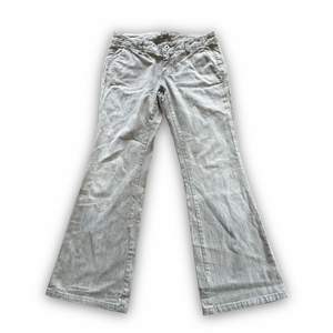 Supersnygga ljusgråa Diesel jeans från 00-talet utan bakfickor! Dom är lågmidjade med flare cut! I fint skick förutom små missfärgningar längst ner (se bild 2) MÅTT// Midja-73cm Innerbensmått-77cm Jag är 170cm lång!💋