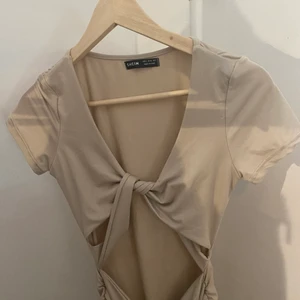 Shein klänning  - Fin beige klänning från shein med detalj🤍