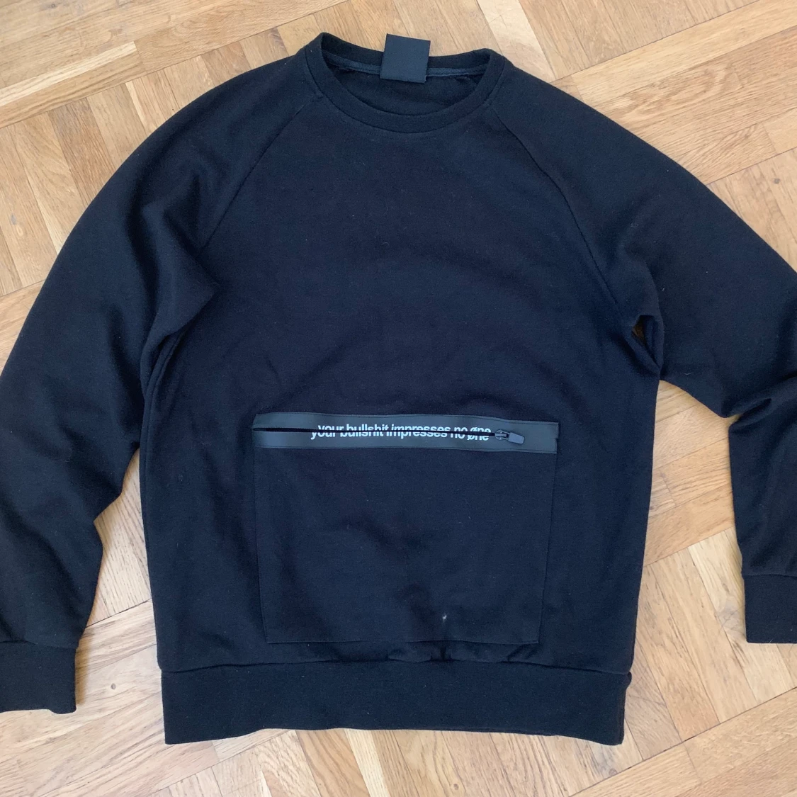 Sweatshirt med ficka