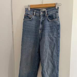 Jeans från Gina tricot i strl 34. Regular fit, ankel långa. Mycket fint skick!