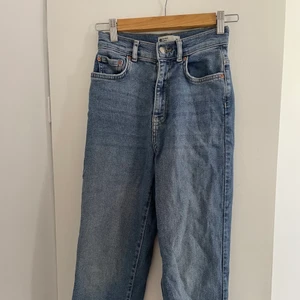 Jeans strl 34 - Jeans från Gina tricot i strl 34. Regular fit, ankel långa. Mycket fint skick!