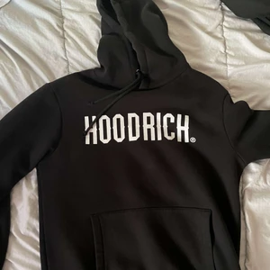 Hoodrich hoodie  - En hoodrich hoodie i bra skick men dock lite sönder vid snörena uppe vid luvan.
