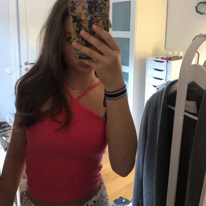Rosa topp - Söt rosa topp ifrån Ginatricot i storlek XS 💓 Supersnygg till sommar. 60kr plus frakten 🙈