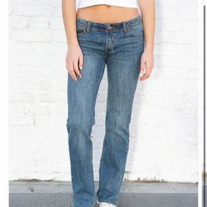 brandy jeans - Säljer mina as snygga stefania jeans köpa i brandy melville. Storlek S men va lite för stor för mig i midjan, därför har jag sytt in den men den passar lika gärna en M!! Väldigt sparsamt använda och sitter så på mig som är 170. De var även för långa på mig så har även sytt upp dom en bit för att dom inte skulle släpa på golvet☺️🫶 Kom privat för närmare bilder
