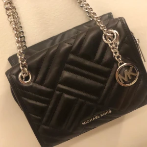 Michael kors väska  - Helt fläckfri oanvänd äkta Michael kors väska, kan mötas upp i Göteborg eller skickas   Priset kan diskuteras vid snabb affär  Mvh Bella 