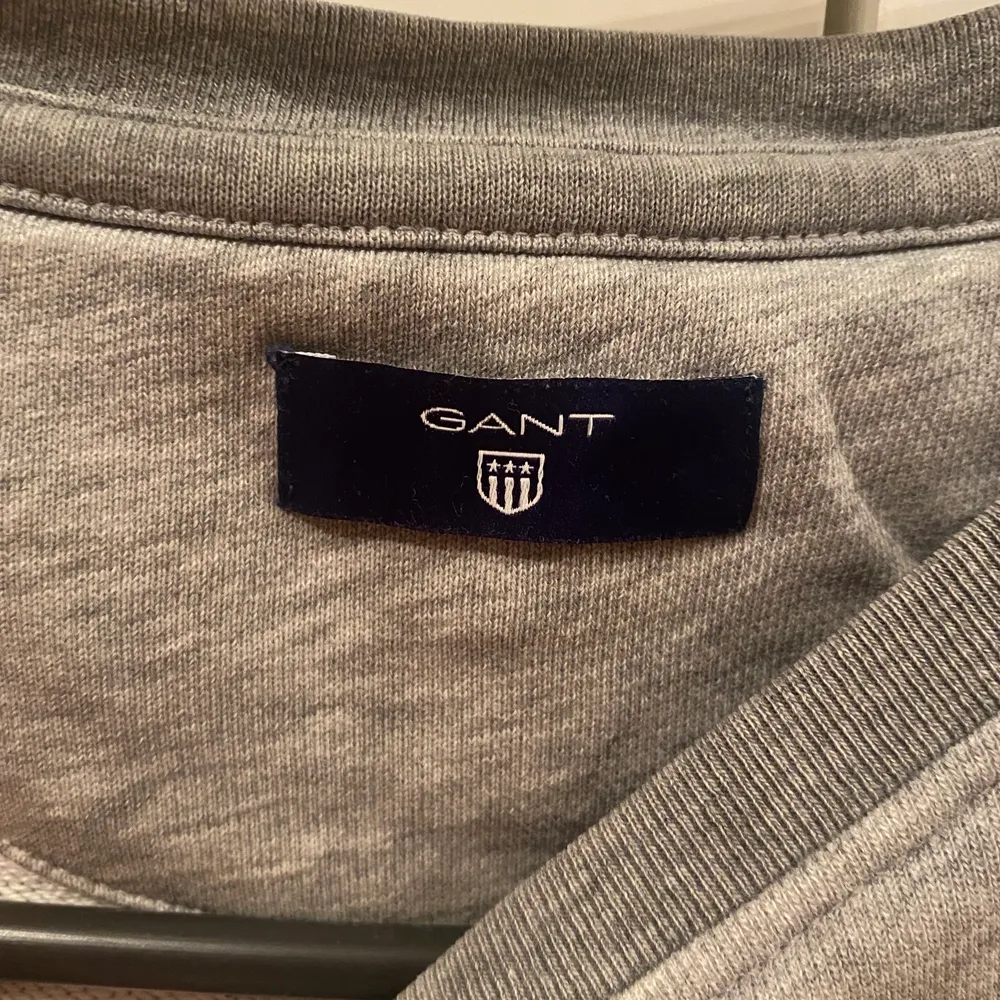 En grå tröja från Gant.  Har ett litet gant märke på bröstet. Använd ett par gånger men är i bra skick.. Tröjor & Koftor.
