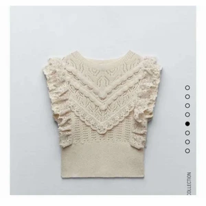 Zara pointelle topp - Säljer denna från Zara i pointelle med volanger som är helt slutsåld på hemsidan!!😍 Strlk M och oanvänd