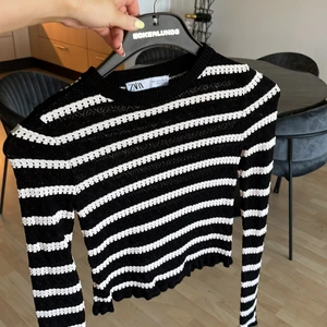 Virkad topp - Virkad/stickad tröja från Zara. Tajt i modellen. Sparsamt använd så i nyskick. Köpare står för frakt på 66kr 💛
