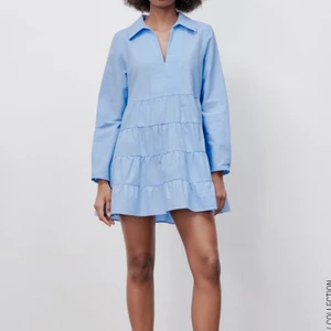 Zara klänning strl L - Supersöt klänning från zara som tyvärr var allderles för kort för mig som är 179, jag har vanligtvis M i klänningar. Helt ny med prislapp kvar 