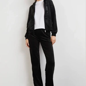 Svart velour set - Säljer detta snygga svarta velour setet❤️ köparen står för frakten 