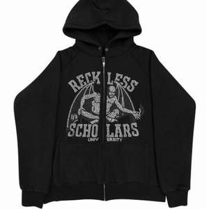 En svart reckless scholars zip hoodie i 8/10 skick, storlek medium. Skriv gärna privat för egna bilder, priset är ej fast! En pärla är även av men inget man märker!😊