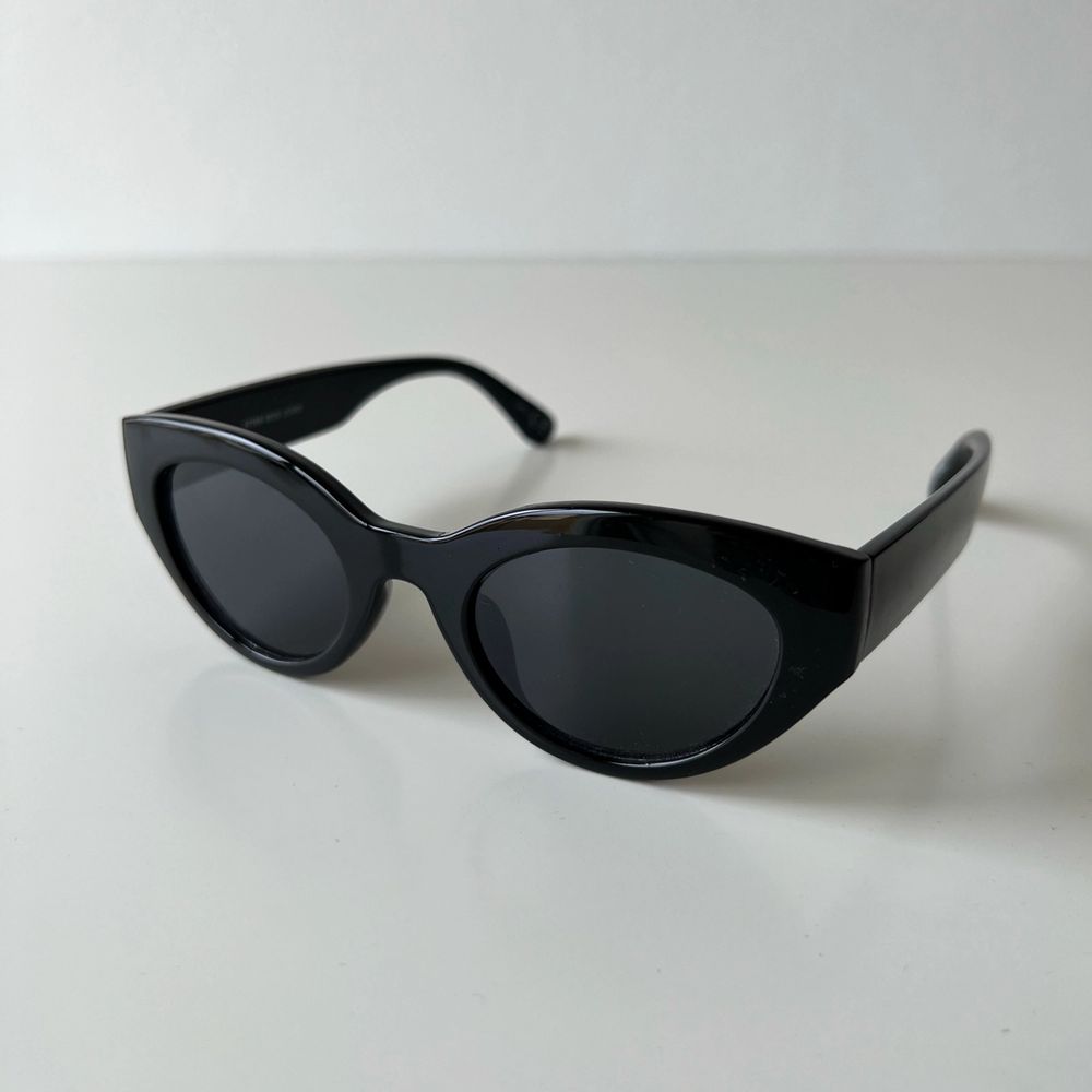 Snygga solglasögon i nyskick, använda en gång! Köparen står för frakt 🖤 Samfraktar gärna! . Accessoarer.