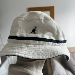 Kangol hatt  - Obs: mer som en S/M pga tvätt. Säljes billigt pga fläcken. Nypris ca 650:-
