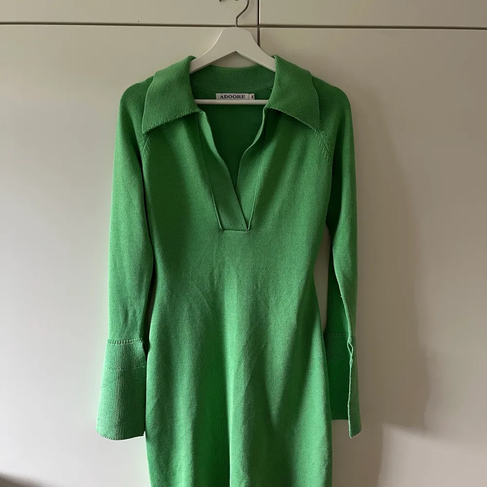Grön oanvänd Adoore klänning.. Klänningar.
