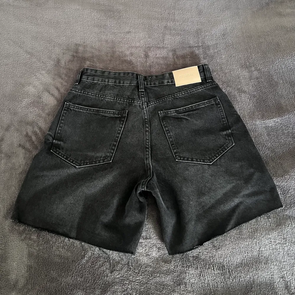 Säljer dessa jätte finna jeans shorts som är ifrån PULL&BEAR säljer pågrund av att jag Inte har någon andvändning för dom, jag har aldrig andvänt dom utan har endast provat dom på💕. Shorts.