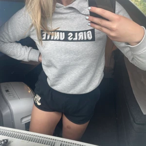 Grå hoodie - Hoodie från Gina i fint skick