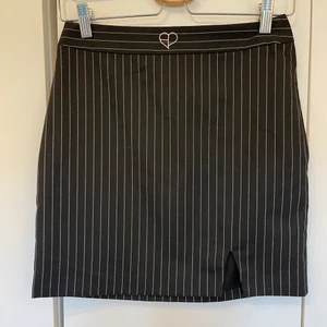 Kjol med slits - Har lapparna kvar, helt ny