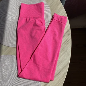 Träningstights  - Rosa träningstights i storlek S. Aldrig använda. Scrunch där bak så rumpan får ett fint lyft. Hög midja