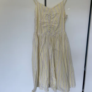 Vintage sommar klänning  - Vintage men väldigt bra skick då den knappt används /)