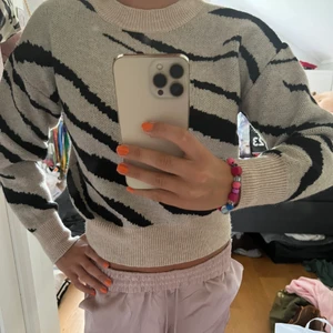 Trendig tröja - Mjuk och skön tröja som sitter lite tajt på mig! Använd ett fåtal gånger, väldigt bra skick!