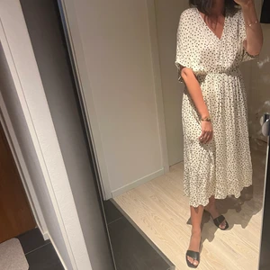 Prickig klänning från samsø samsø - Prickig sommardröm med slits. Storlek XS men passar även S. Även fin med ett skärp i midjan. Aldrig använd, bara provad. Nypris: 1500 ☺️