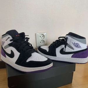 Air Jordan 1 Mid SE Purple - Air Jordan 1 i lila färg, köpte på restock 2800kr men säljer för 1300kr eftersom de inte används så mycket. Inga större märken eller creses. Äkthetsbevis på kvitto eller beställnings bekräftelse finns. Skriv vid fler frågor. 