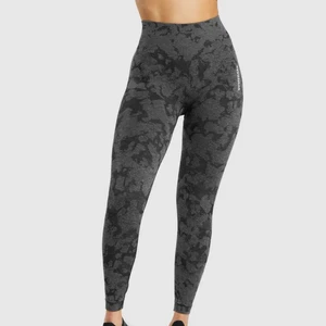 Gymshark träningstights - Gymshark adapt camo i grå/svart. Scrunch där bak och endast testade, de är i nyskick. Säljs då de inte kommer till användning. Helt slutsålda på hemsidan.