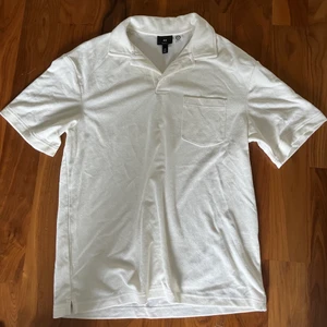 Vit Frotté piké  - En oversize piké i frotté ifrån hm i storlek S men passar även M som är oanvänd eftersom jag inte hitta ett tillfälle att använda den.