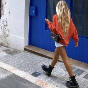 Zadig väska - Väska från Zadig Voltaire i modellen rock. Detta är den stora och nypris är 320 euro när jag köpte den🌸. Sparsamt använd och säljer då jag har andra väskor. Den kommer med dustbag o märket har alla strass-stenar kvar. Skriv vid frågor eller mer bilder💓💓