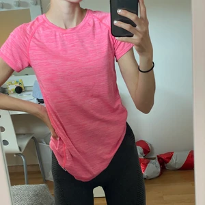 Tränings t-shirt - En neonrosa tränings t-shirt i bra skick. Passar XS, S och kanske M💗