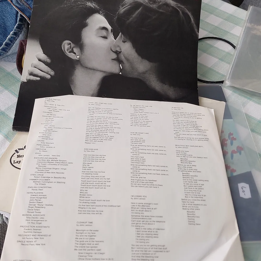 John Lennons och yoko onos album double fantasy säljs till mycket bra pris och skick. Några få repor på själva fodralet men inga på själva skivan. Låtar som beautiful boy(darling boy) och woman. Släppt 1980. Övrigt.