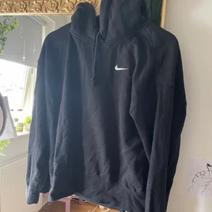 Nike hoodie stl m - Svart hoodie från nike, knappt använd 