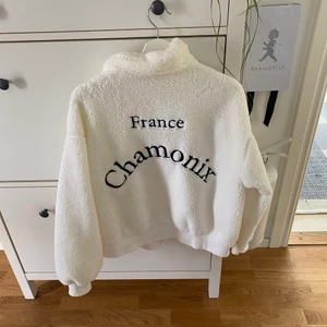 TEDDY JACKA - Teddy jacka från NLY TREND. Använd 2 gånger. Någon oversized modell. 