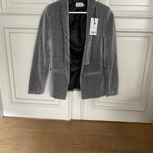 Linn Ahlborg x NAKD glitter kavaj - Linn Ahlborg x NAKD glitter kavaj. Aldrig använd prislapp kvar.