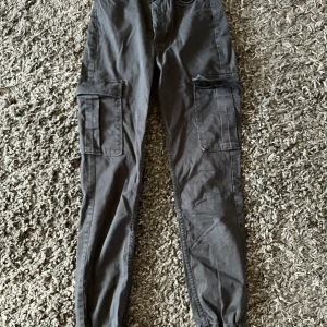 Cargo byxor  - Säljer dessa cargobyxor ifrån bikbok. Frakten ingår inte i priset💗