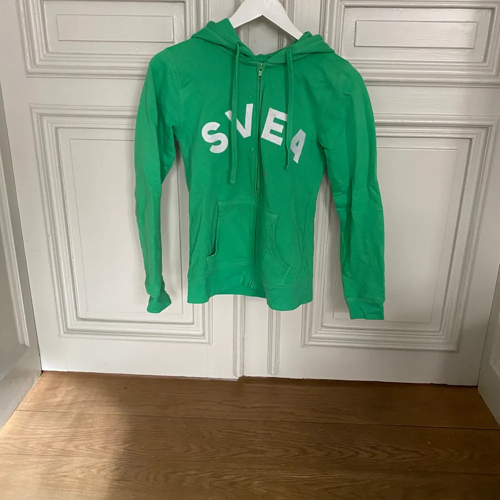 Grön sweatshirt från Svea.. Hoodies.