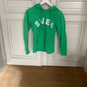 Grön sweatshirt från Svea.