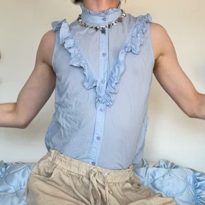Babyblå topp volang vintage 2000-tal  - Babyblå vintage topp med polokrage och volang vid halsen och över axlarna 🫐 Så fina färger nu till sommaren! Klä upp den med ett par kostymbyxor eller klä med den med ett par linnebyxor och ett par plattform flipflops! <3
