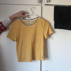 Gul T-shirt från Holister med söt krage. Hängt i garderoben ett tag, så den är bara använd ett få antal gånger!❤️